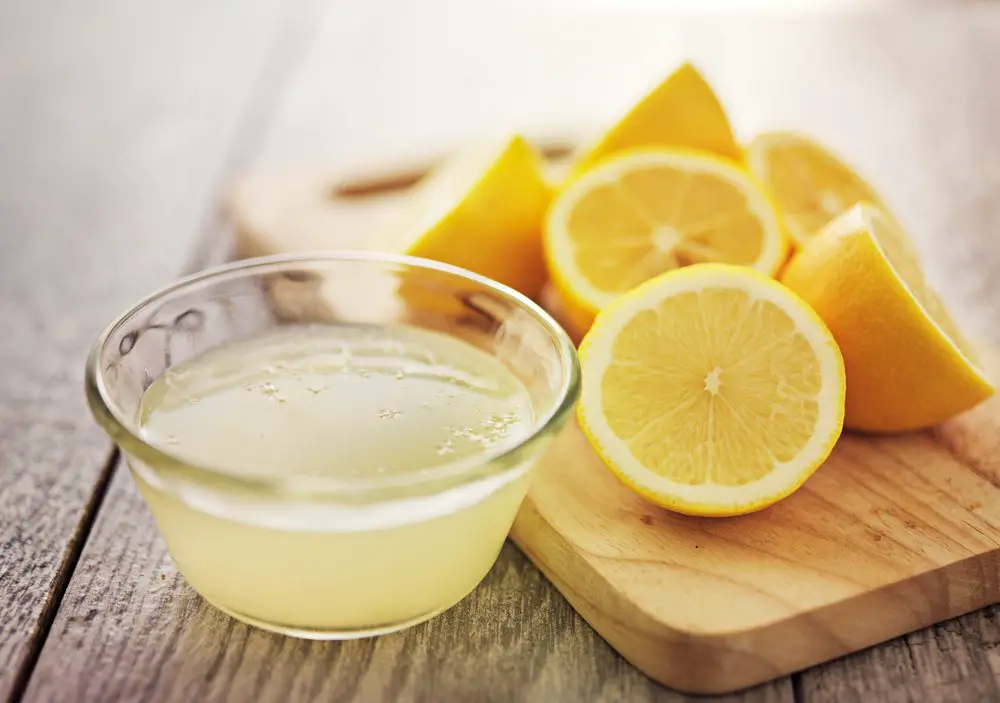jugo de limón recién exprimido en un tazón pequeño