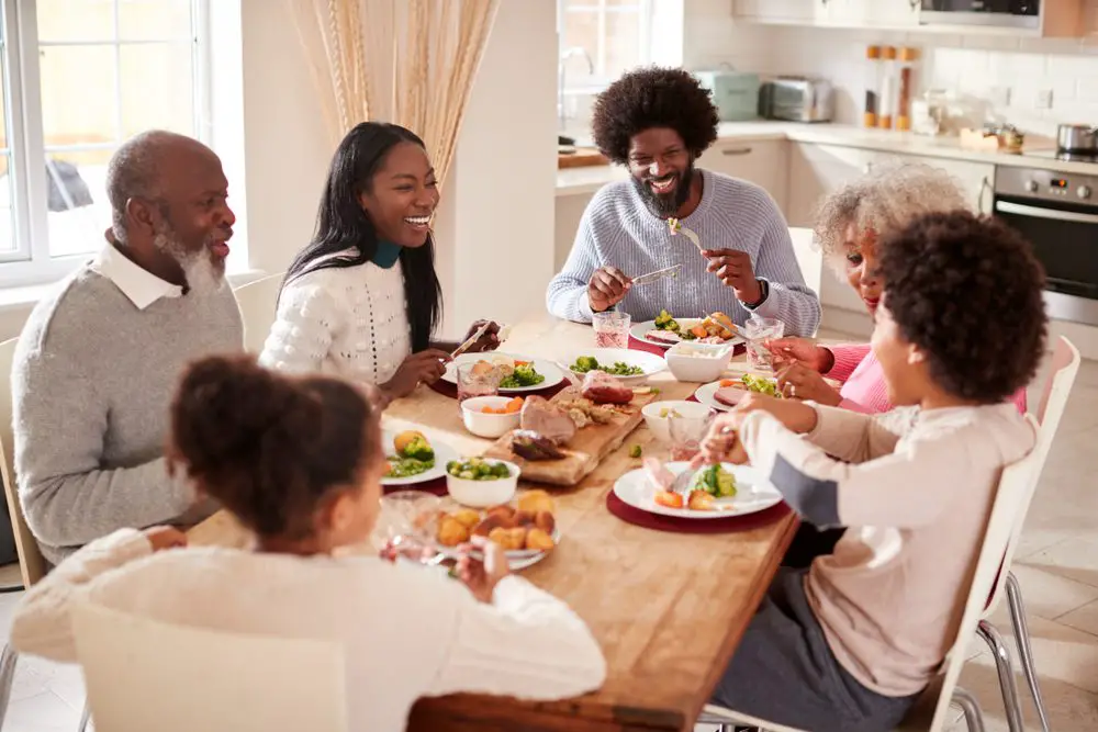 Familia comiendo su cena dominical juntos en casa