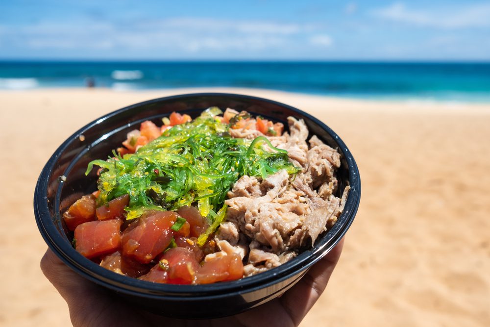 Kalua poke bowl de cerdo con ahi poke de atún en la playa de Hawai