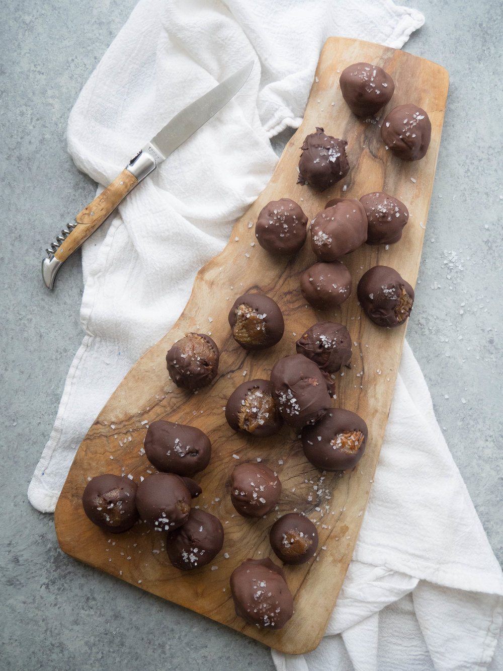 Higos de chocolate oscuro rellenos de caramelo de dátil con sal marina-1.jpg